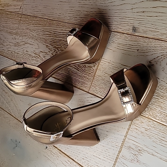 ✨️Metallic Rose gold Copper Rhinestone Platform sandal size 6.5 Nella - Picture 2 of 8